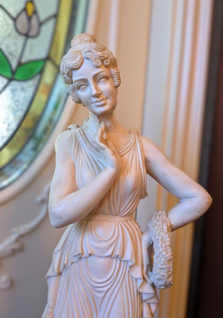 ギリシャ・ローマ彫刻② 花輪を持つ女性像 - メルカリ