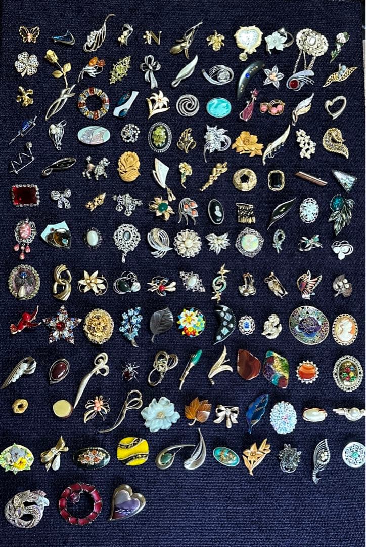 【vintage】ブローチ　大量　130点以上　まとめ売り vintage】多様なデザインのブローチセット 130点以上 まとめ売り