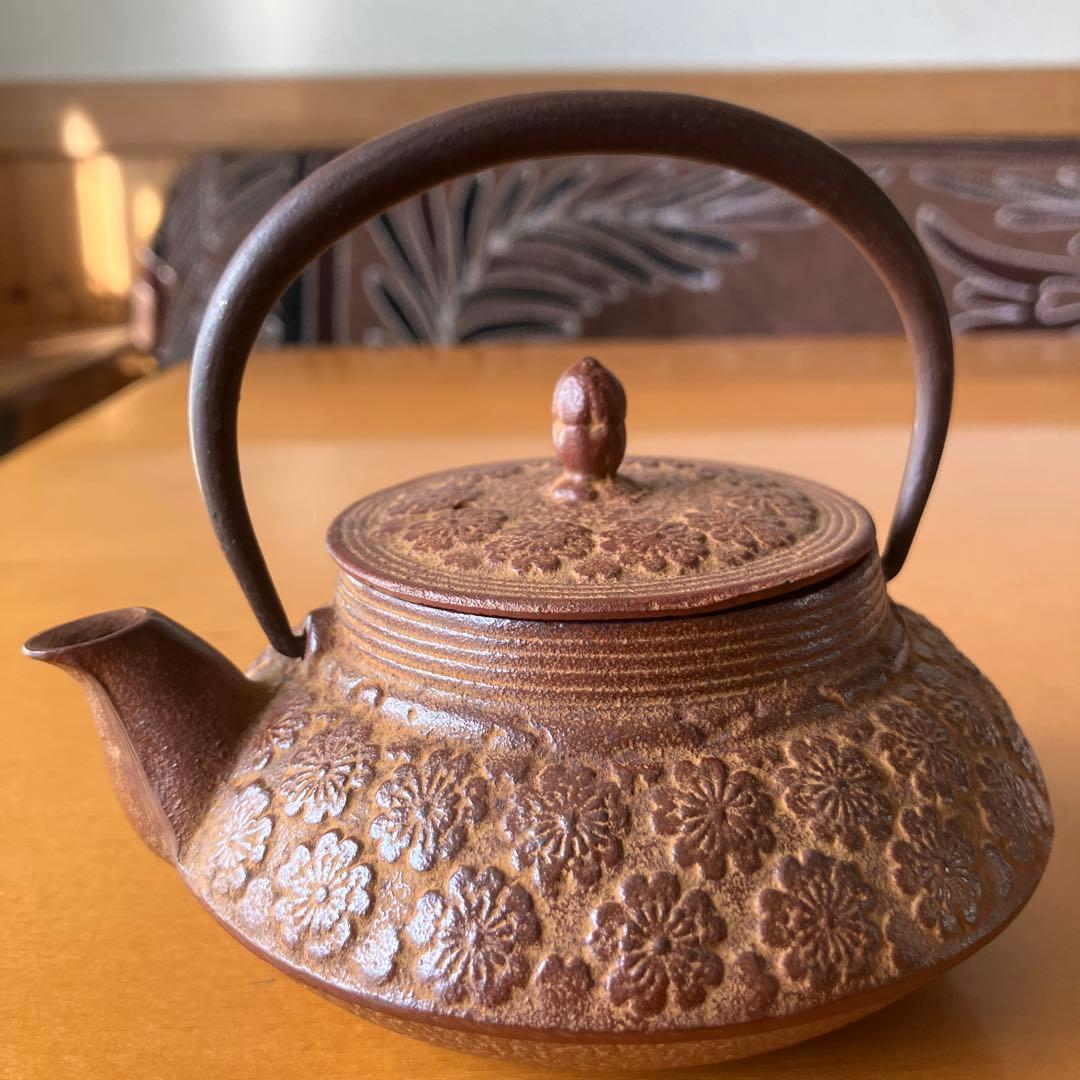 未使用品】南部鉄器 急須 鉄瓶 照光堂 ブラウン 桜模様《アルミ茶こし
