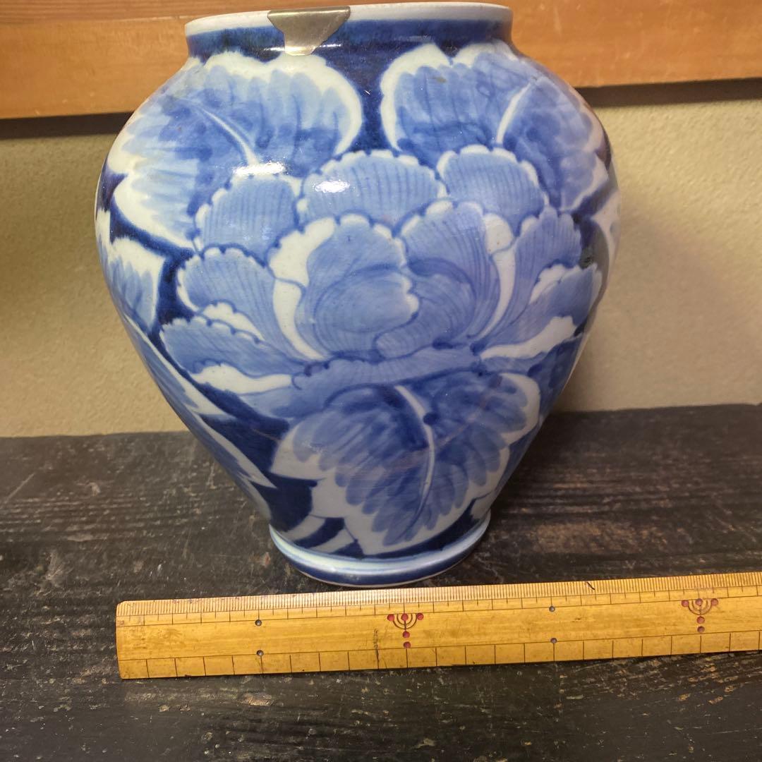 古伊万里 白抜き牡丹文壺