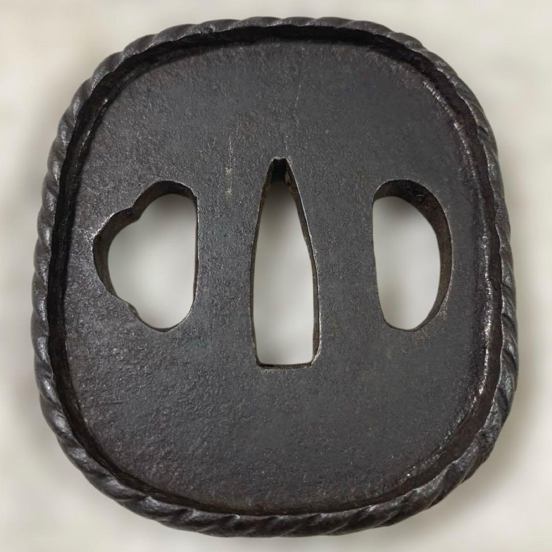 B-26 鍔　武具　刀装具　日本刀　装飾品　鉄製　アンティーク　美術品　工芸品