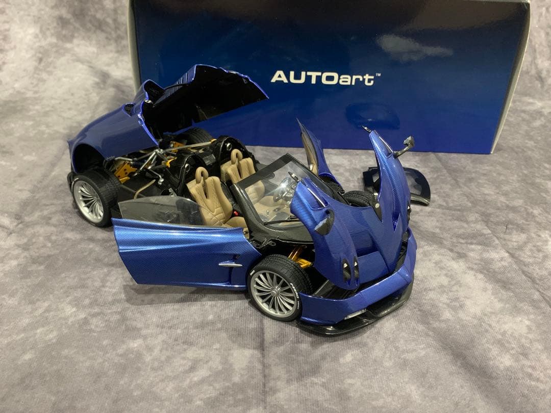 autoart 1/18 パガーニ　ウアイラ　ロードスター　ブルーカーボン