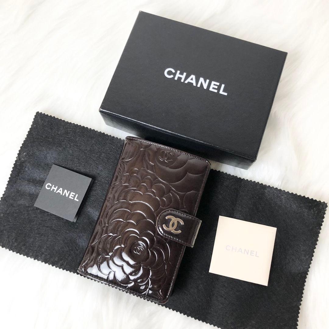 【美品】CHANEL 二つ折り財布 カメリア ココマーク パテントレザー