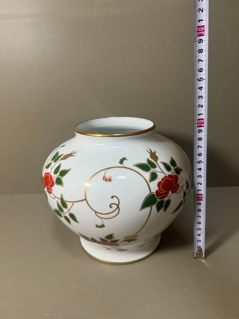 2190 大倉陶園 金彩白磁 ツル薔薇唐草模様 花瓶 2190 大倉陶園 金彩