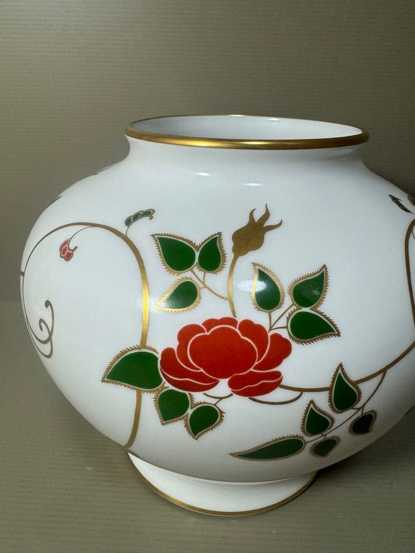2190 大倉陶園 金彩白磁 ツル薔薇唐草模様 花瓶 2190 大倉陶園 金彩