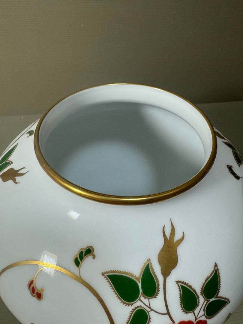 2190 大倉陶園 金彩白磁 ツル薔薇唐草模様 花瓶