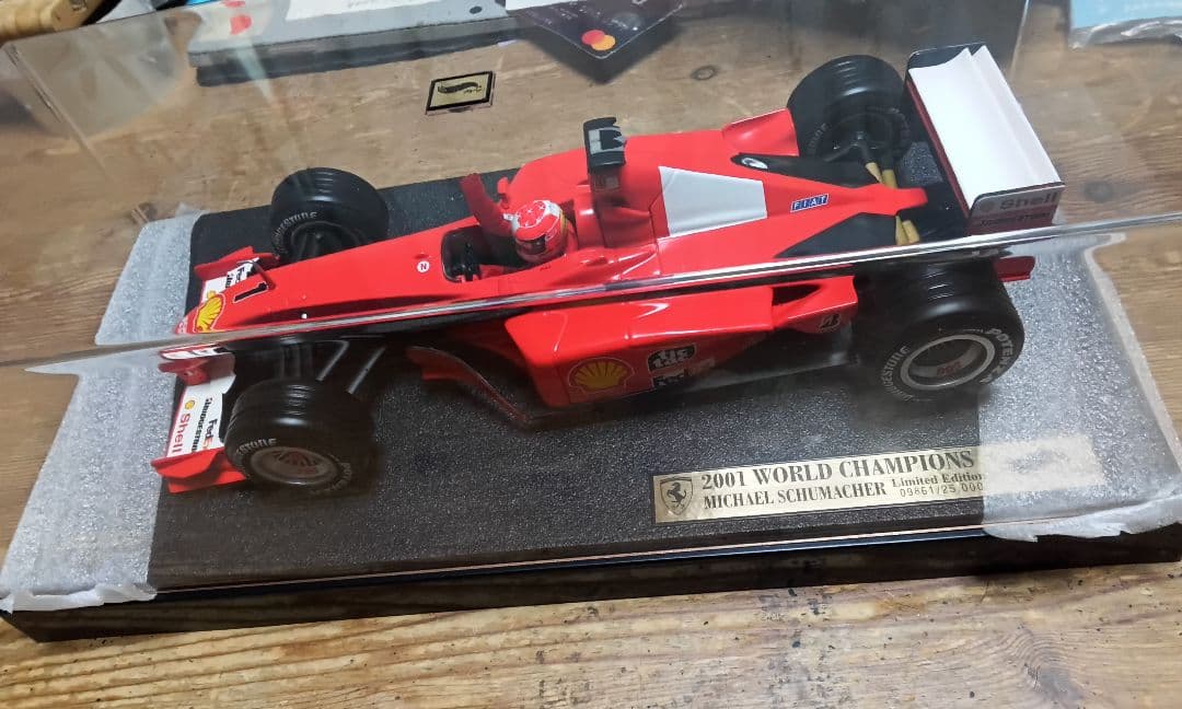 フェラーリ F1 モデルカー 1/18 2001年 シューマッハ　個体ナンバ 有