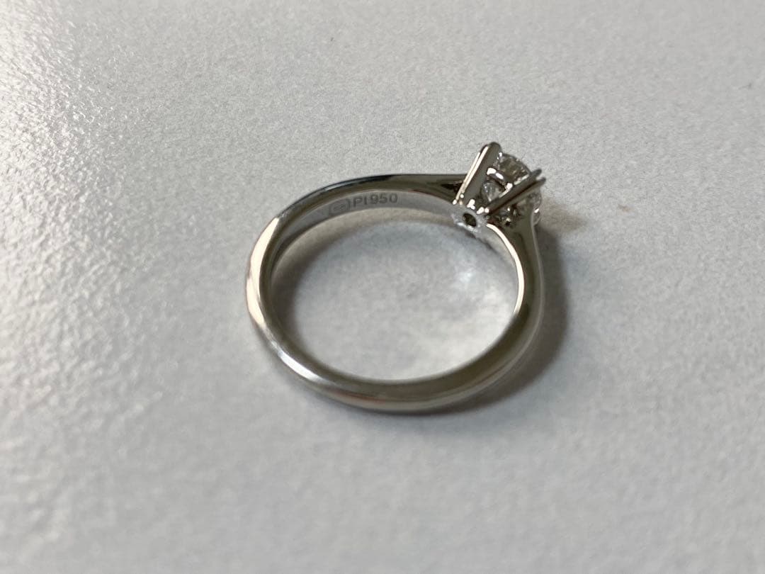 【HARRY WINSTON】ハリーウィンストン婚約指輪