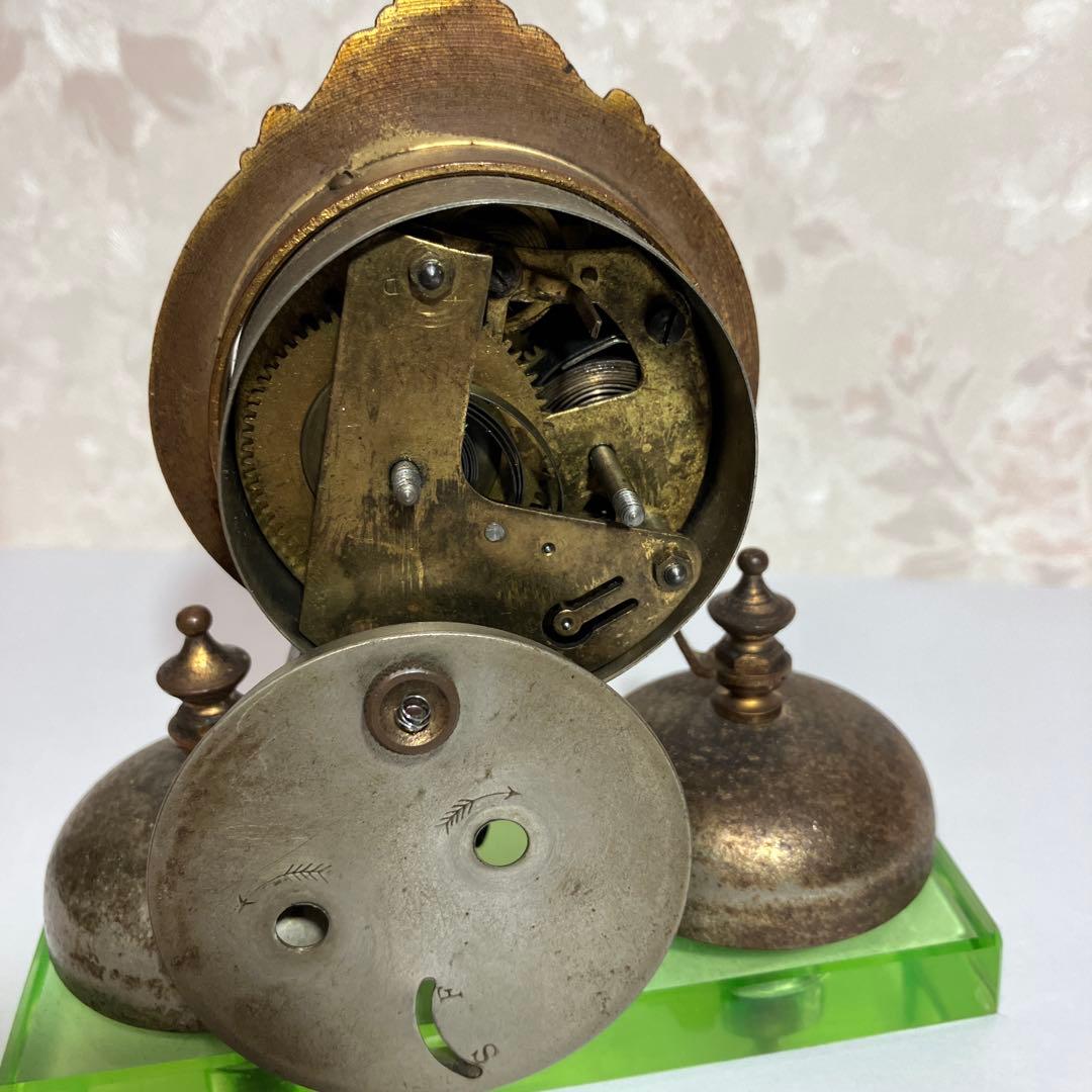 精工舎」の大正時代のネジ巻き両鈴目覚時計 （硝子台はウラン