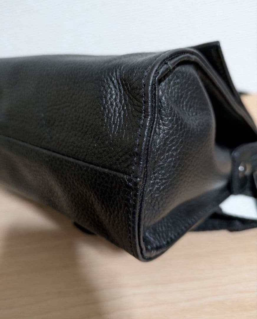 イアパピヨネ　柄ワイドテープショルダーバッグ　ブラック　黒　レザー