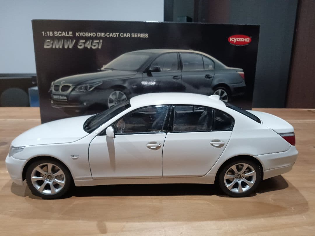 1/18 京商　BMW 5シリーズ　セダン E60 545i ミニカー　ホワイト