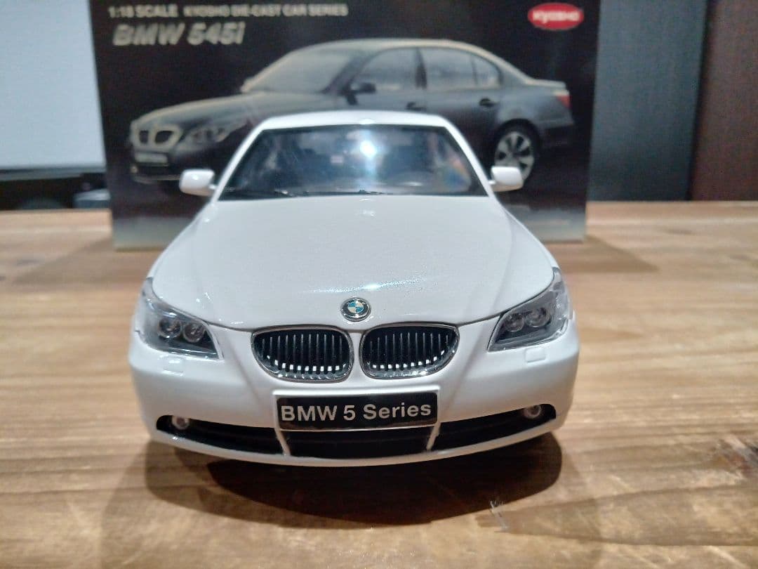 1/18 京商　BMW 5シリーズ　セダン E60 545i ミニカー　ホワイト