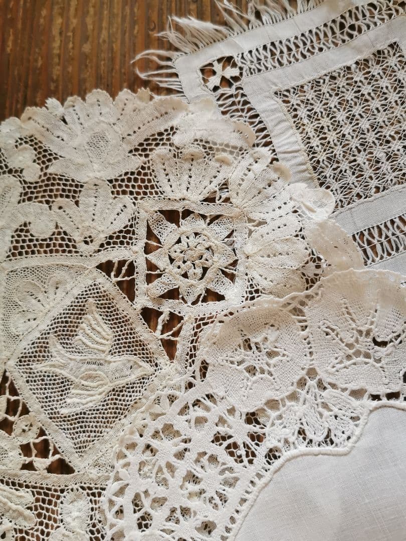 アンティークイタリア 女神と犬のフィレレース レティセラプント刺繍