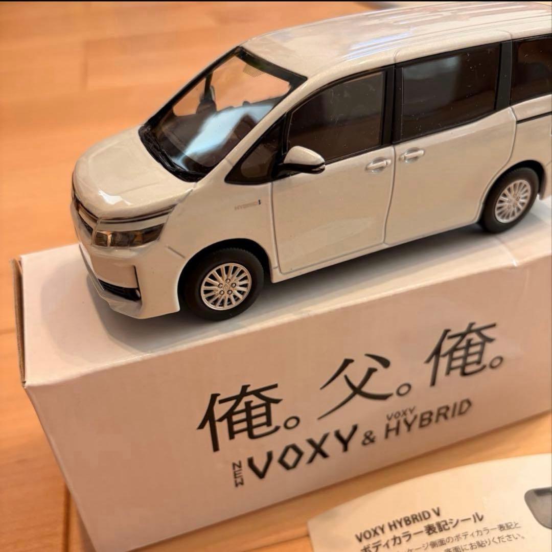 ク*ー様 未使用品 トヨタ カラーサンプル ミニカー ヴォクシー 80系 前期