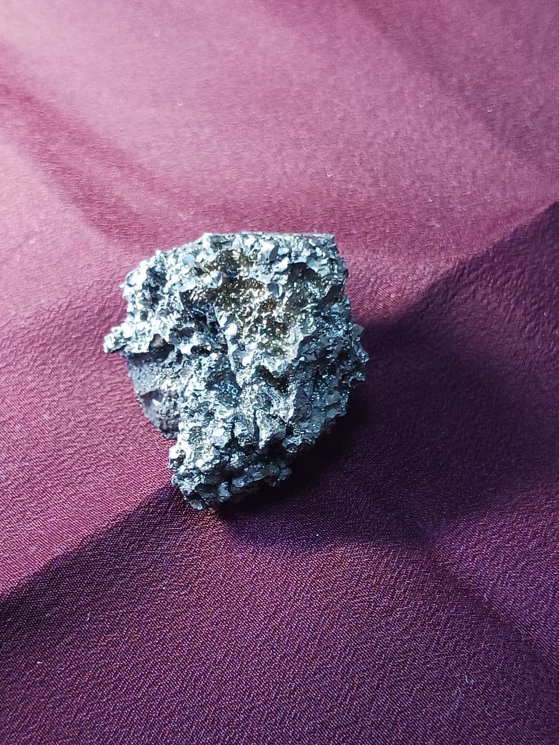 玉鋼　日本刀の元祖、真髄 三日三晩製作して完成される。 玉鋼の紹介です。