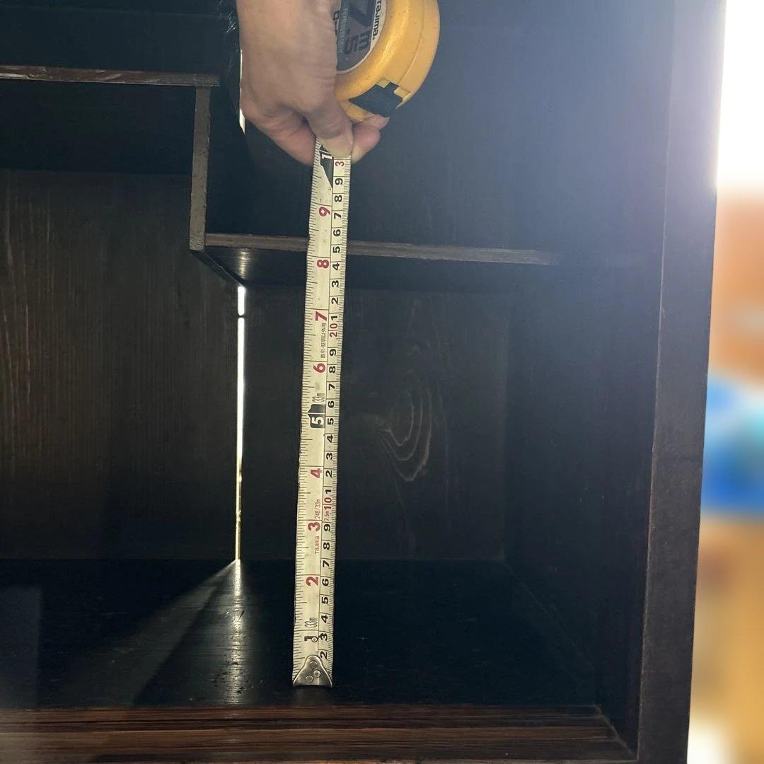 伝統的な日本の木製箪笥 昭和ガラス