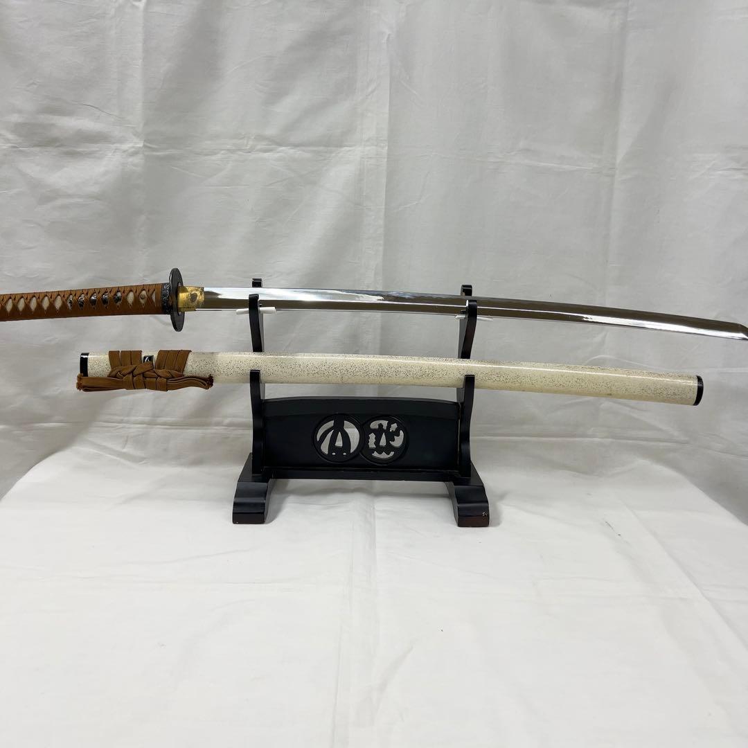 【模造刀】太刀 鉄鍔 風景 魚子地 図 全長99.0センチ 日本刀 白地 金梨地