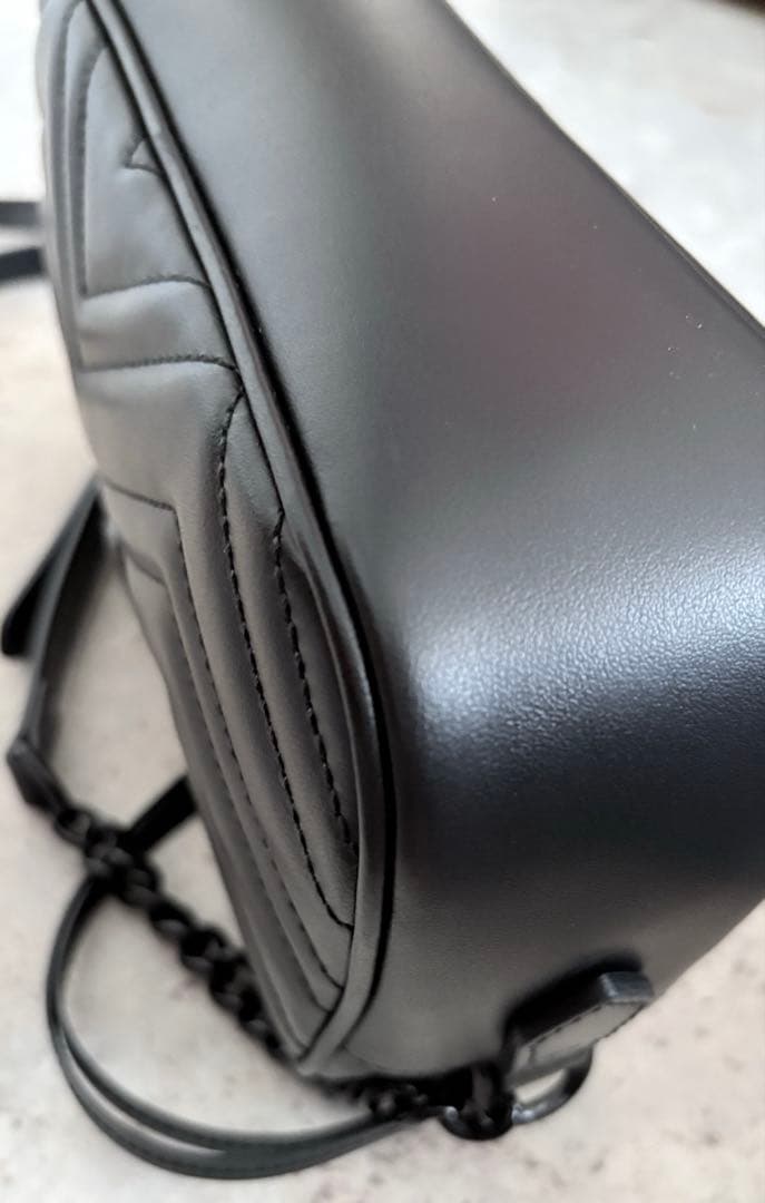 GUCCI GGマーモント キルティング スモール ショルダーバッグ