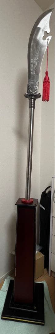 金属製の槍 赤い房飾り付き