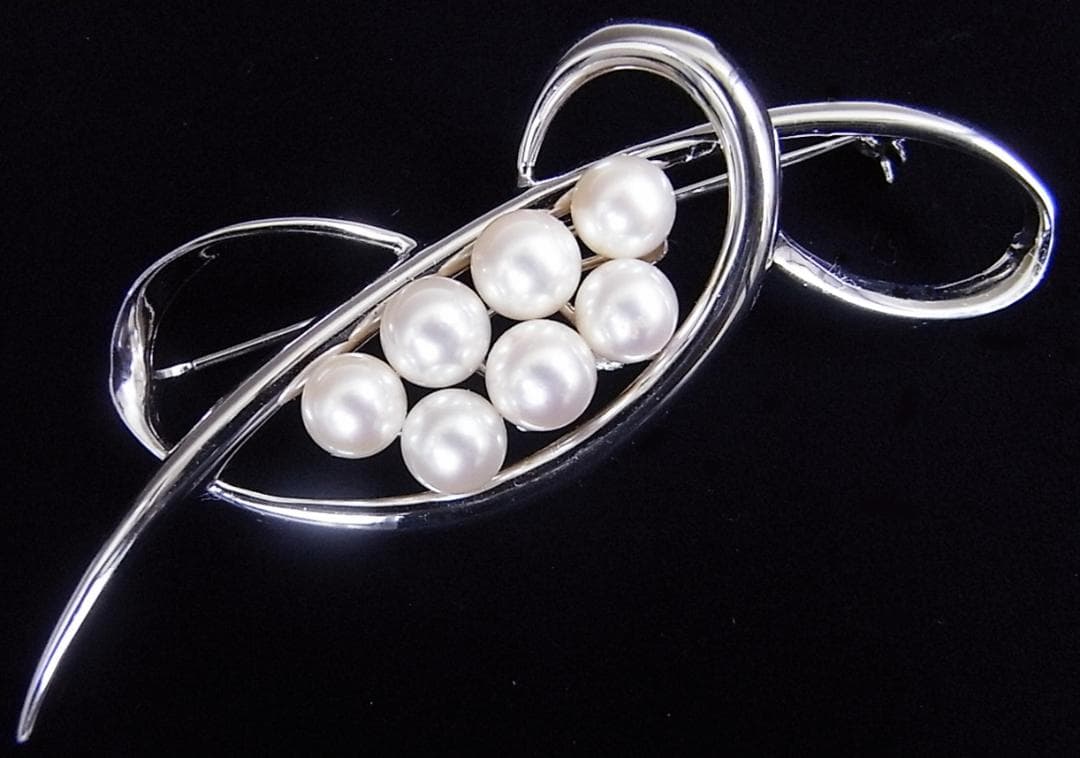 ★925シルバー(銀製)・7粒★本真珠ブローチ（アコヤ真珠)★未使用品　★ 本物 ☆925シルバー(銀製)7粒天然ブルーグレー本真珠ブローチ（アコヤ