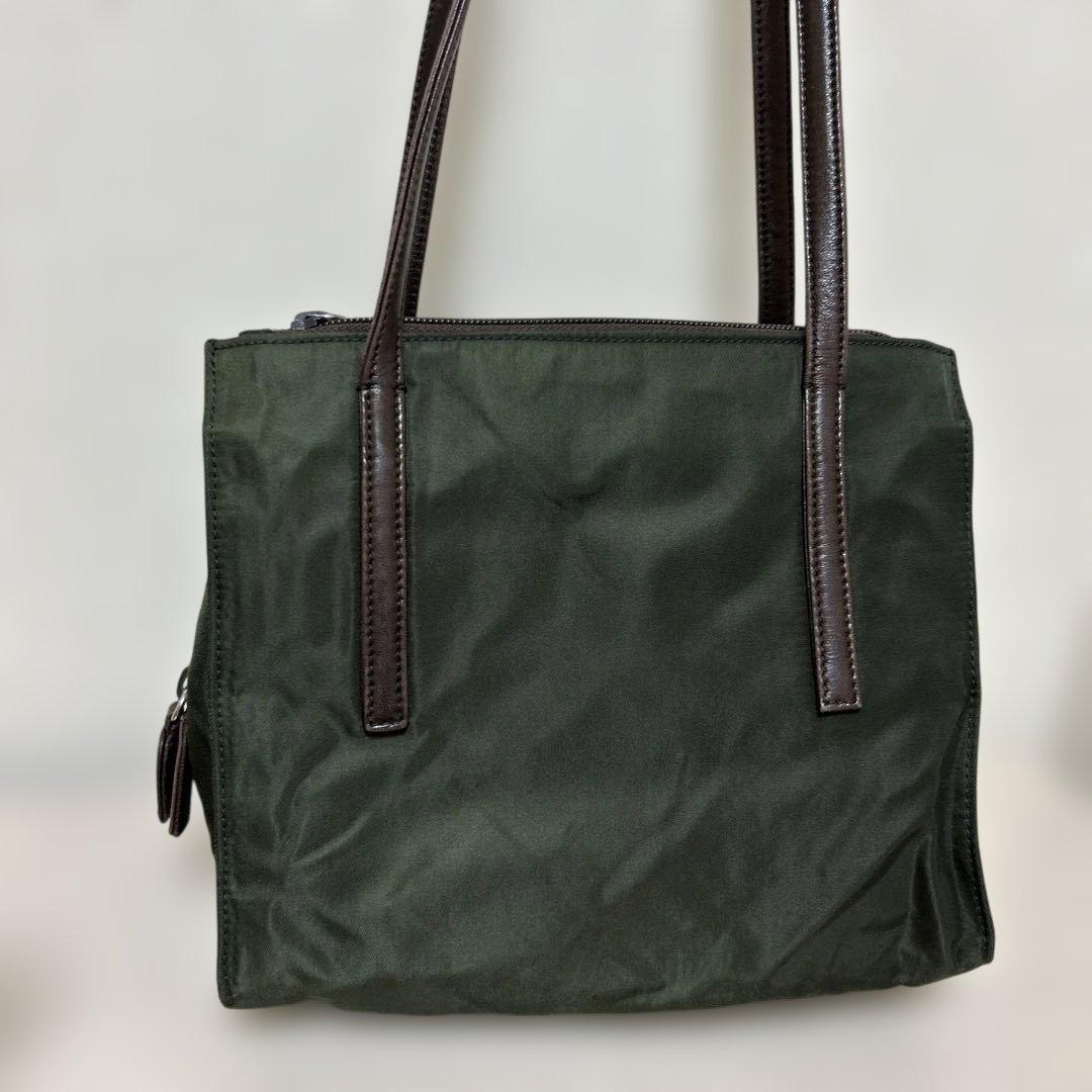 プラダ　ブラック ナイロン ショルダーバッグ　三角プレート　レザー紐