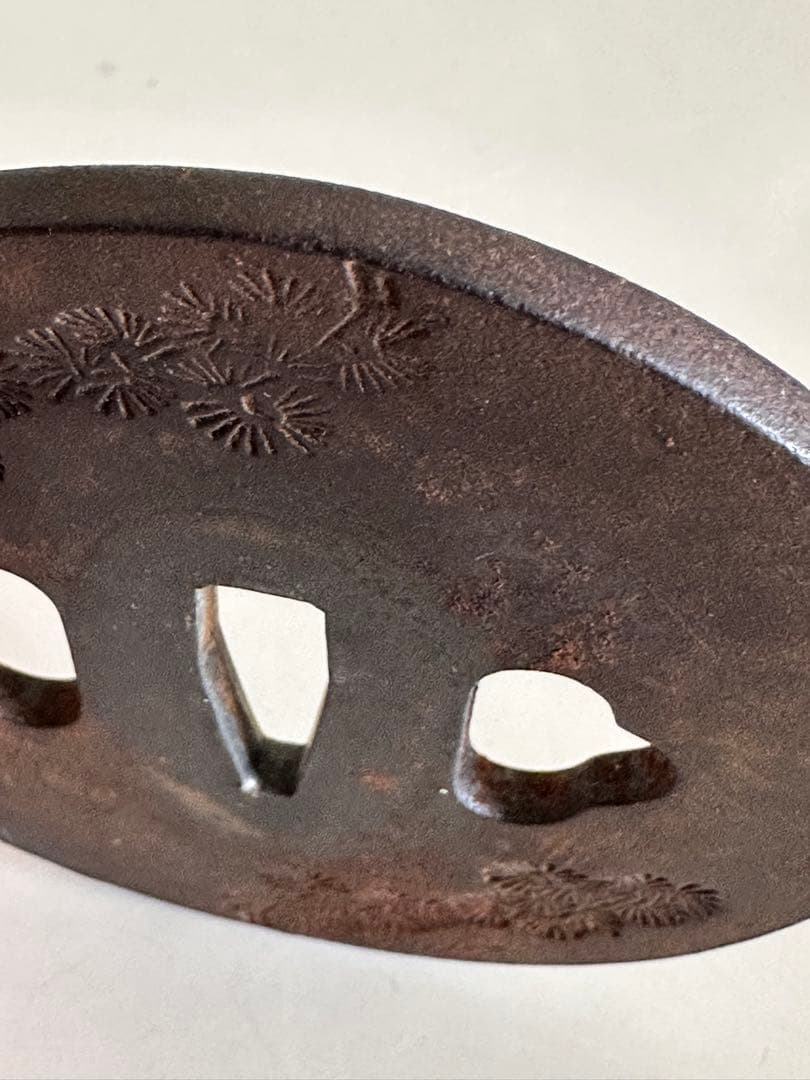 鉄地　丸形　松文彫り鍔　直径約7.8cm 厚4mm 重さ135g 木箱付2572