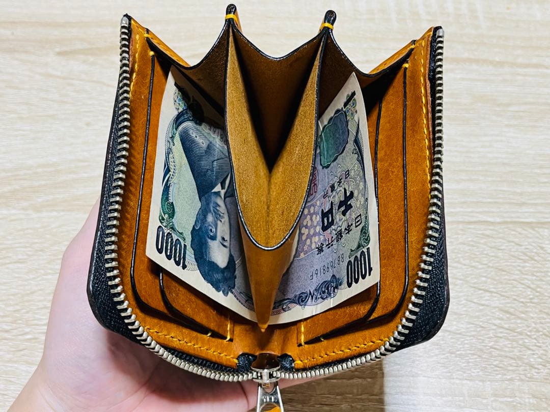 パッと見白いダークブラウン×オルモ（山吹色）のL字ファスナーウォレット