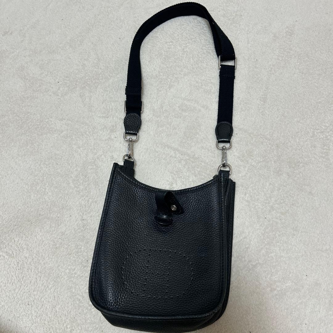 HERMÈS ブラック ショルダーバッグ