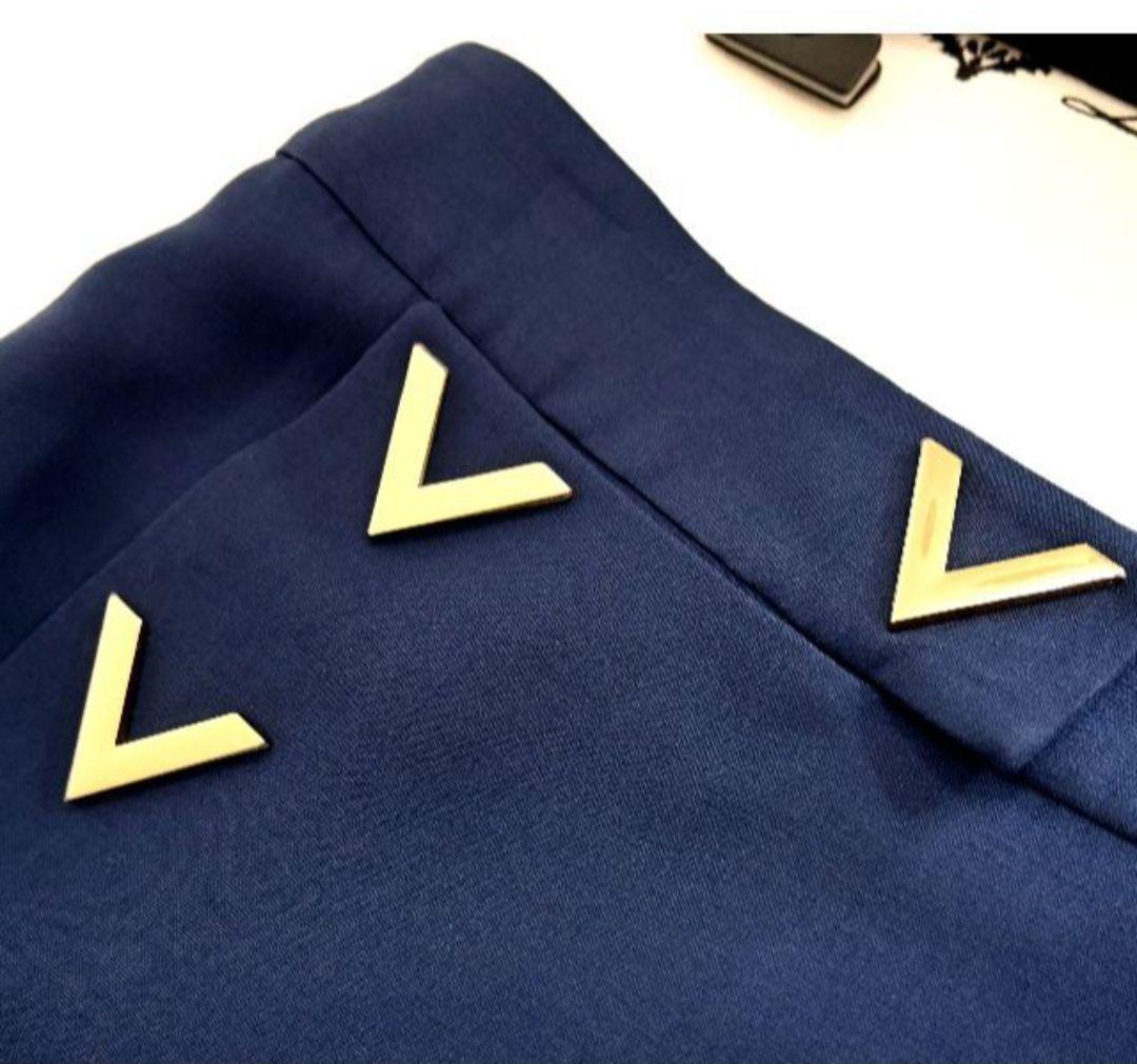 ★VALENTINO最高級ライン★美品★Vロゴプレート★Aラインスカート