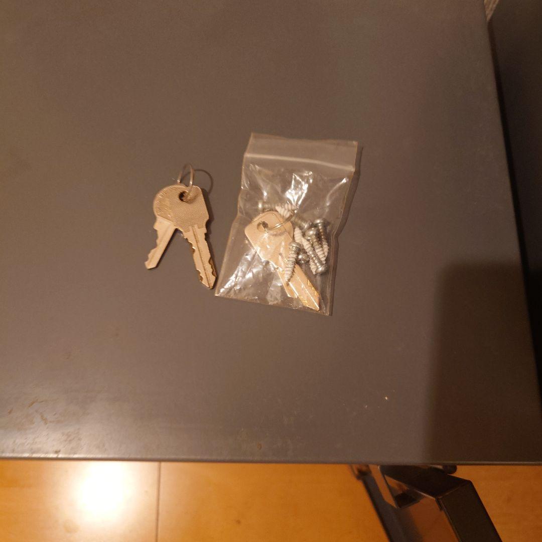 鍵付きグレーのガンロッカー5丁用、弾倉ロッカー