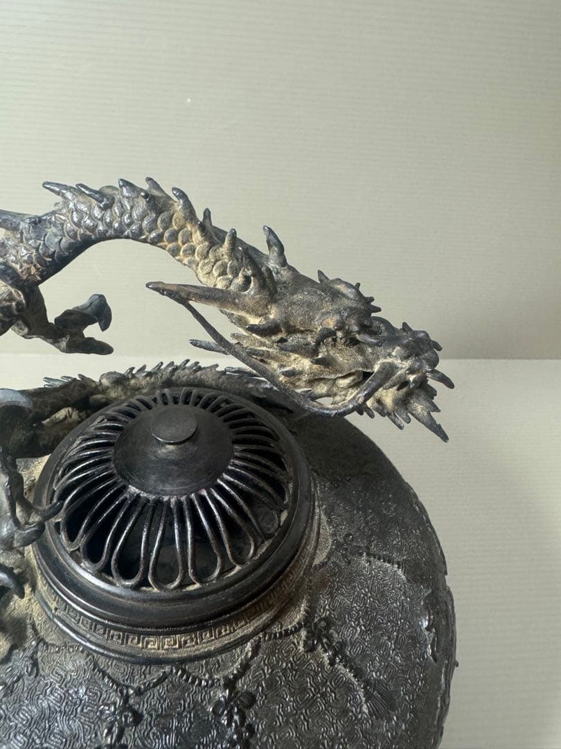 2069 高岡銅器　金工師 米田秀保 造  蝋型鋳銅 立龍提手 瓔珞雲図 香炉