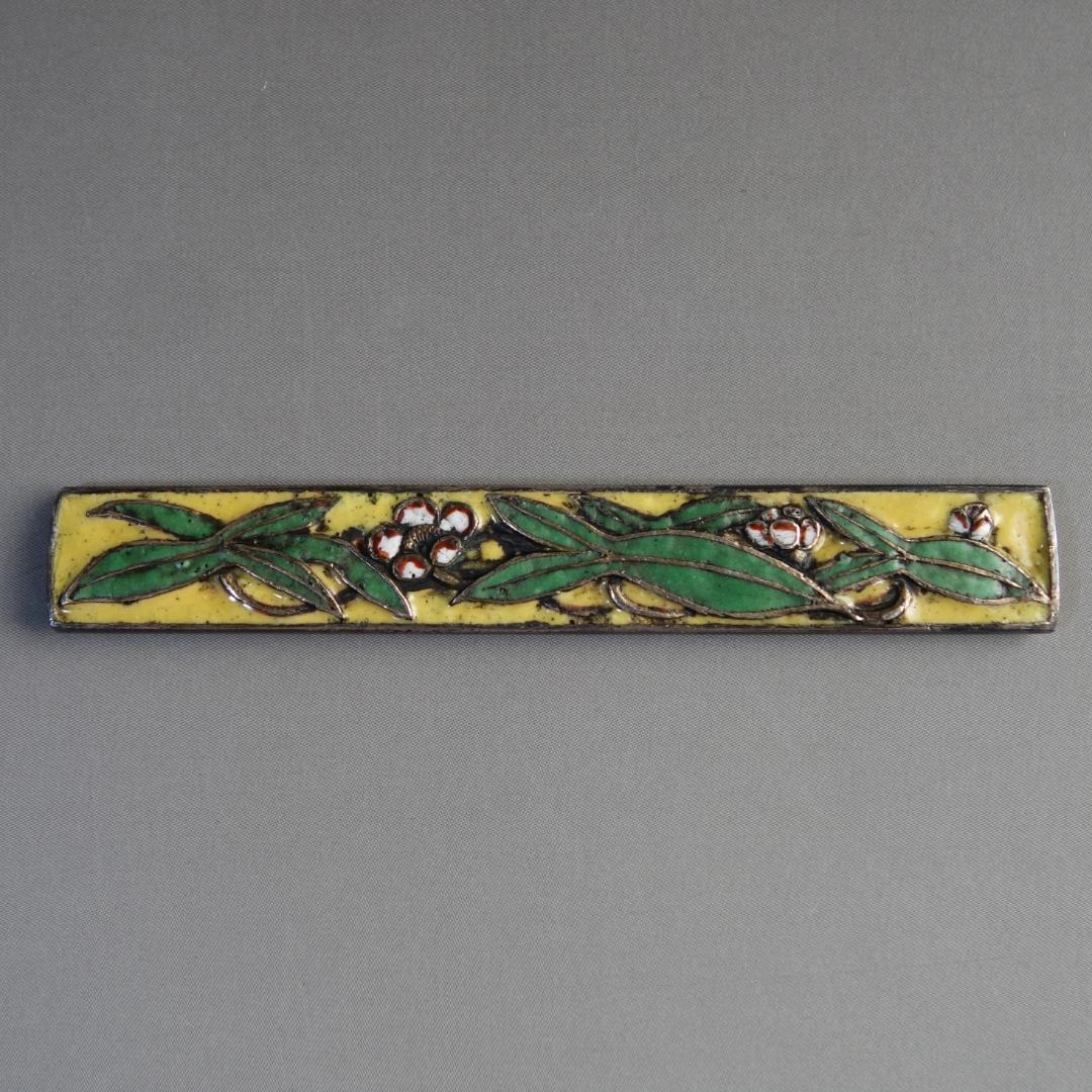 【 銀地 七宝焼 沢潟梅花図小柄】 鍔 鐔 小柄 刀装具 骨董 アンティーク