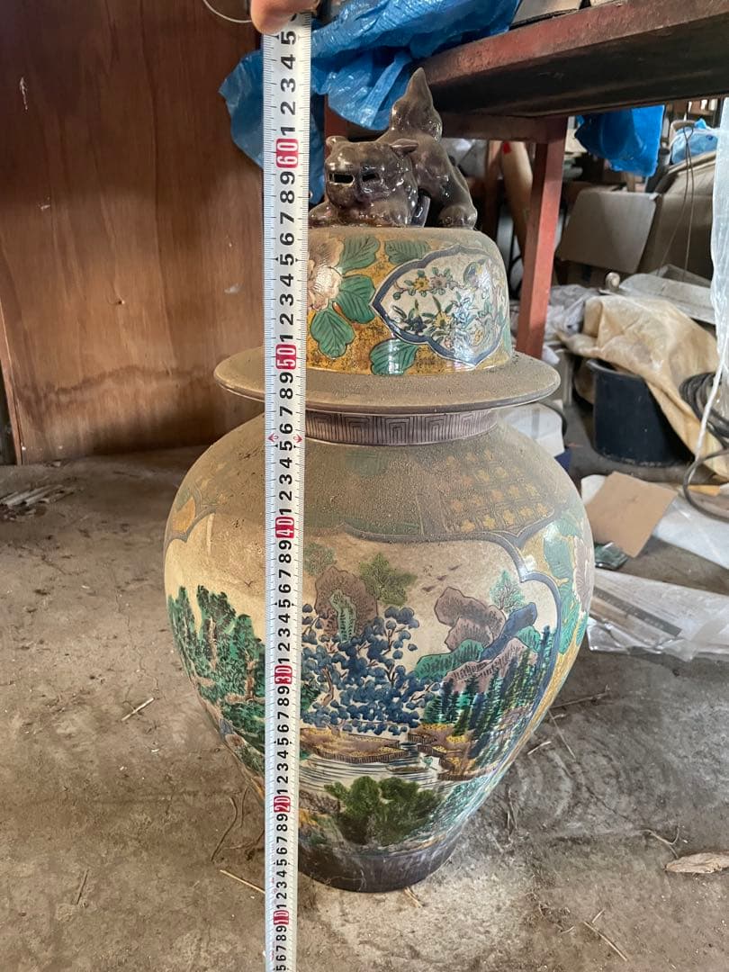 多色絵柄の陶器壺 獅子付き 染付龍刻唐獅子牡丹文花瓶