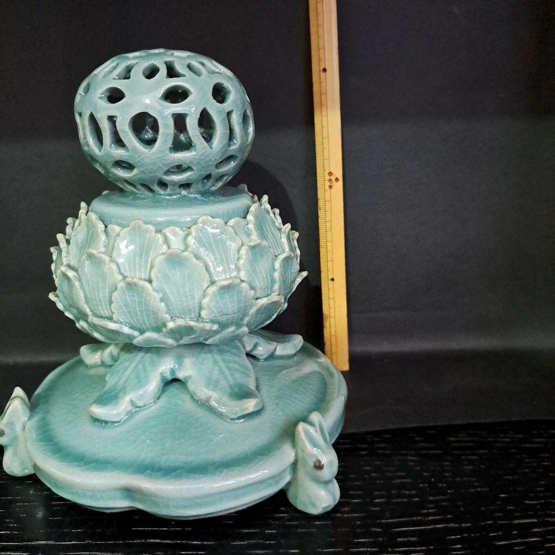 茶道具　青磁蓮型　香炉　三兎台　陽刻蓮型　細密技巧　透し火屋　海青造