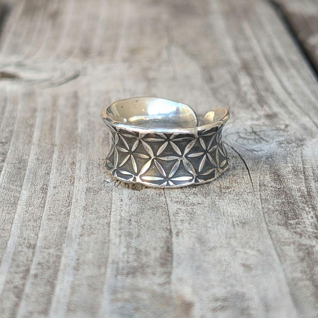 ハンドメイドのシルバーリング インディアンジュエリー風 スタンプワーク