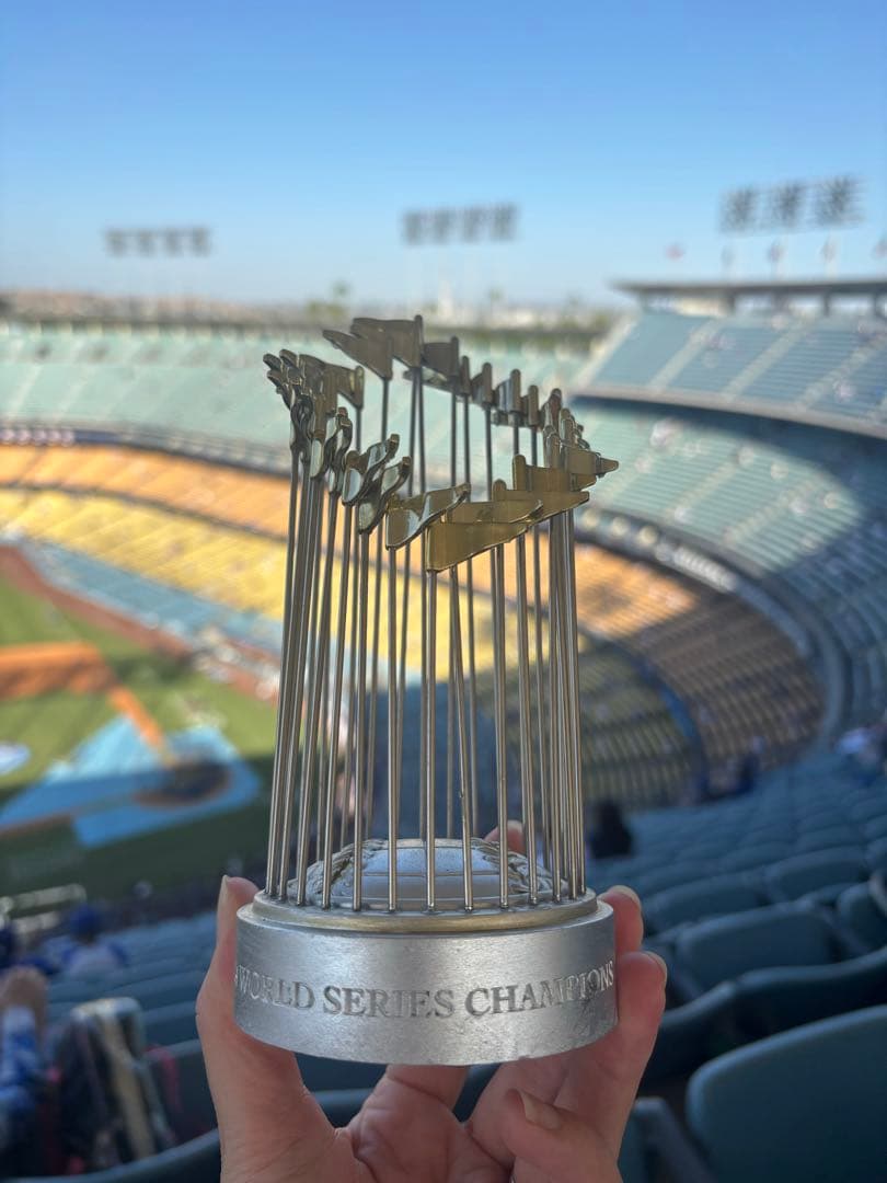 ワールドシリーズトロフィー レプリカ ドジャース 6/17試合配布