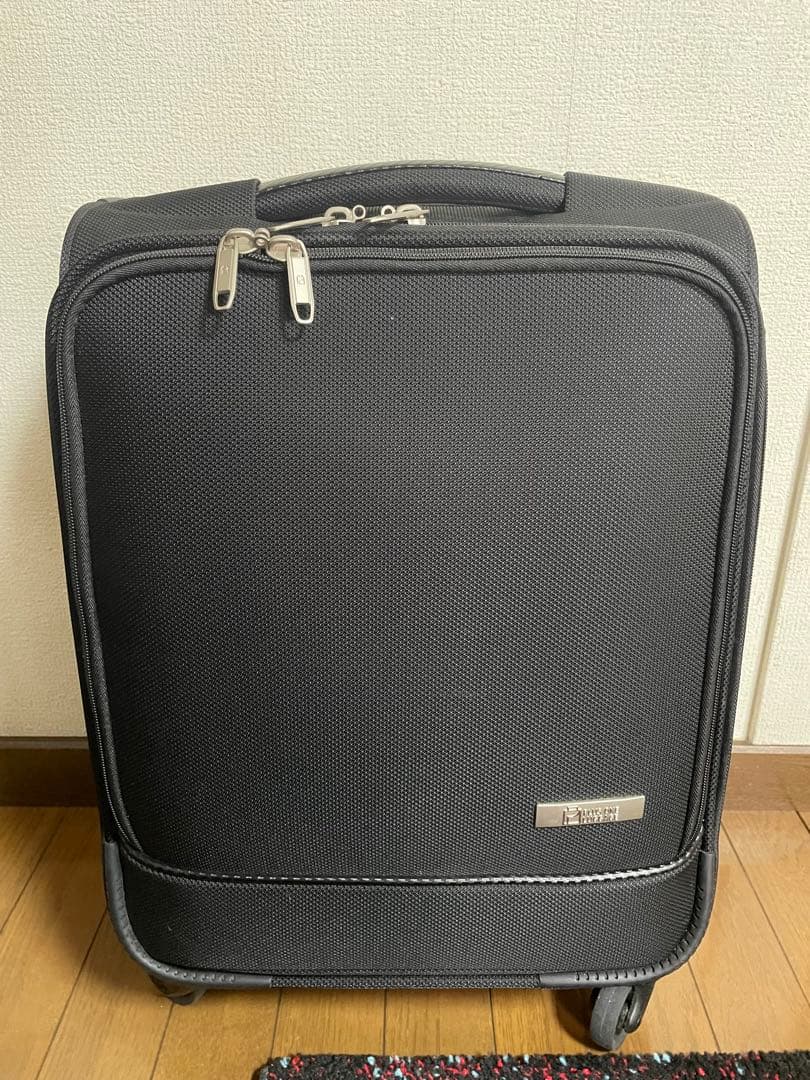 【値下げしました】スーツケース　プラスワンラゲージ黒　機内持込　35ℓ 値下げしました】スーツケース プラスワンラゲージ黒 機内持込 35ℓ