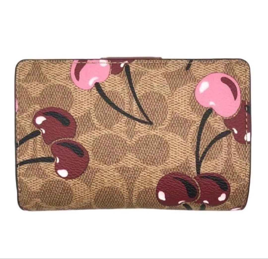 人気のcoachコーチシグネチャーチェリープリントミディアム二つ折り財布