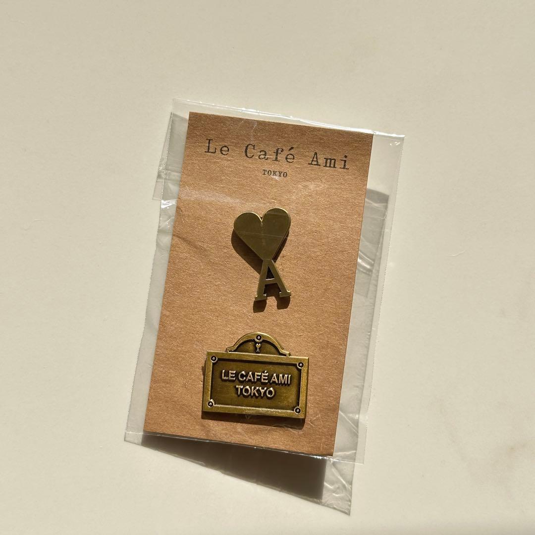 AMI PARIS アミパリス ピンバッチ ブローチ - メルカリ