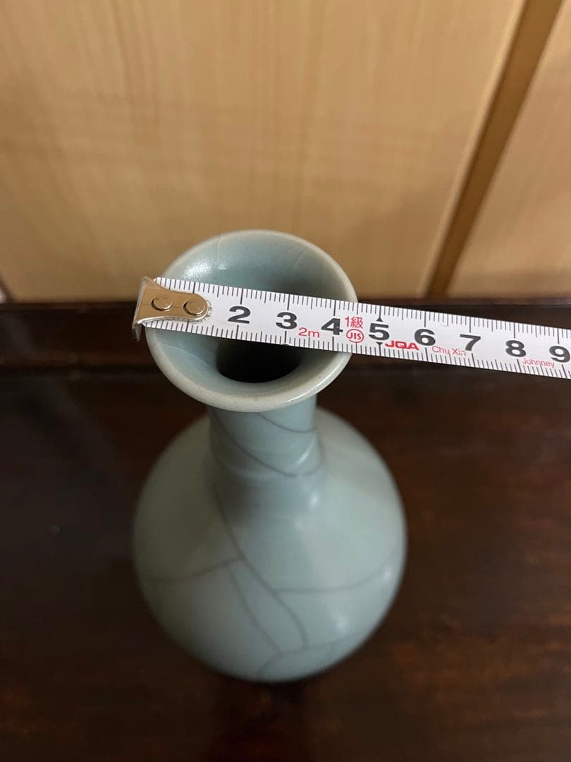 青緑色の陶器製細長い瓶 青磁花瓶 花生 花道具
