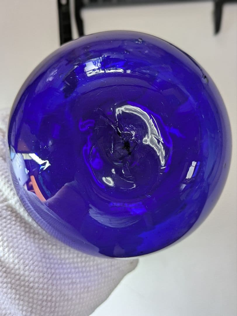 ガラスの浮き玉です。サイズは約90㍉×90㍉です。瑠璃色？