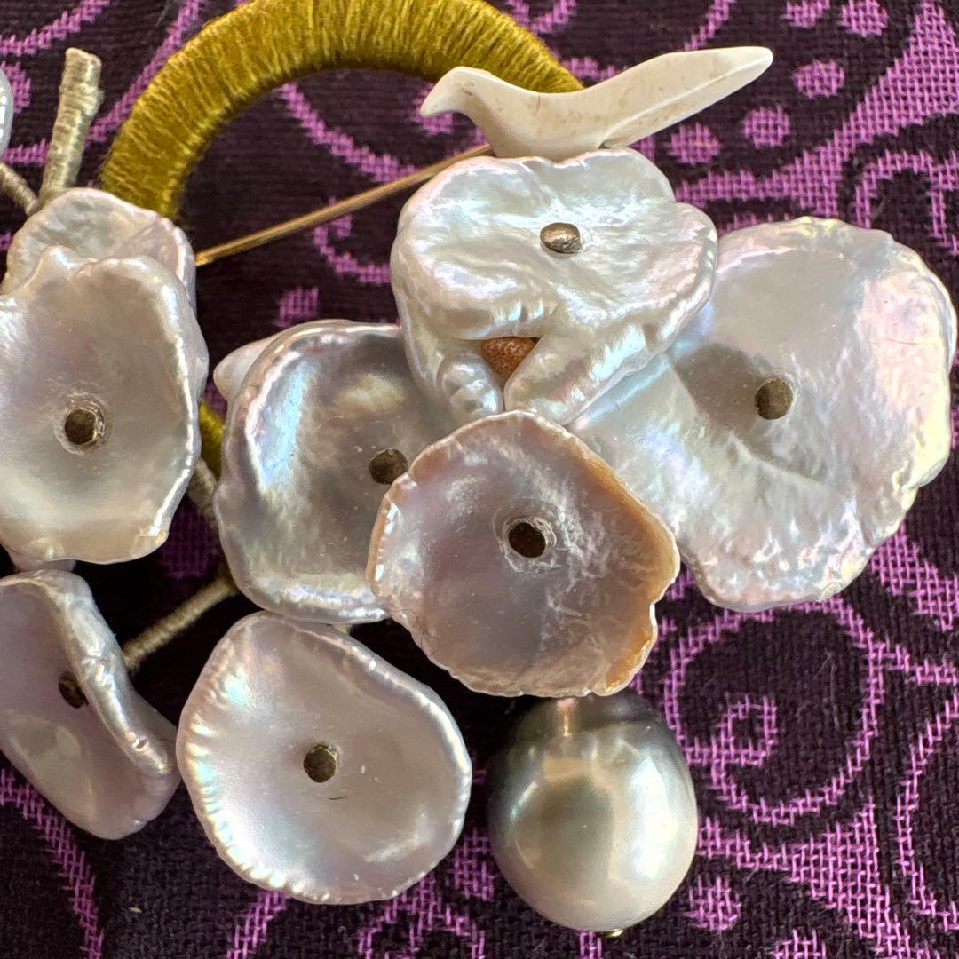 11月23日限定価格 マーダーポーレン ブローチ（淡水パール・シェル）