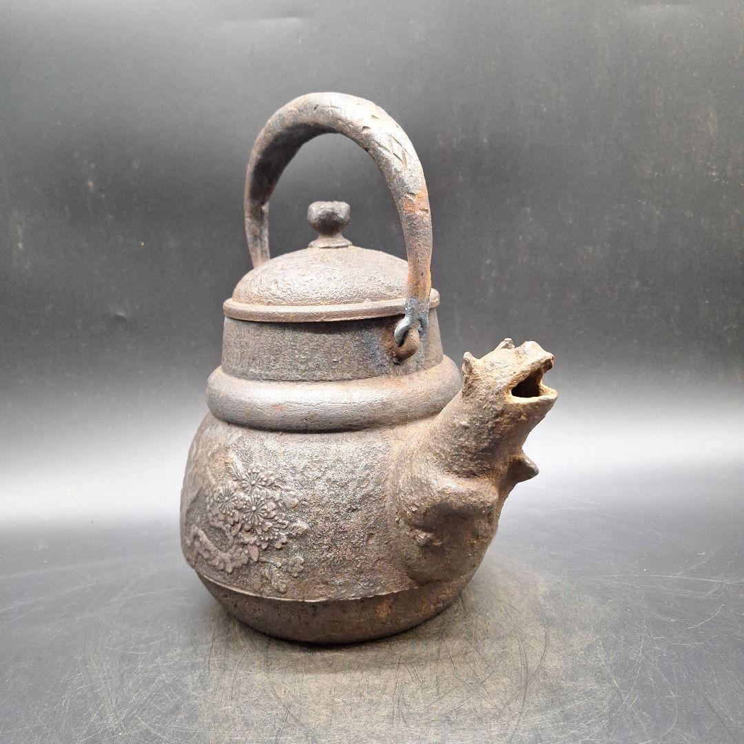 金龍堂造 高肉彫菊花文 鉄瓶 銀象嵌持手 蓋つまみ純銀