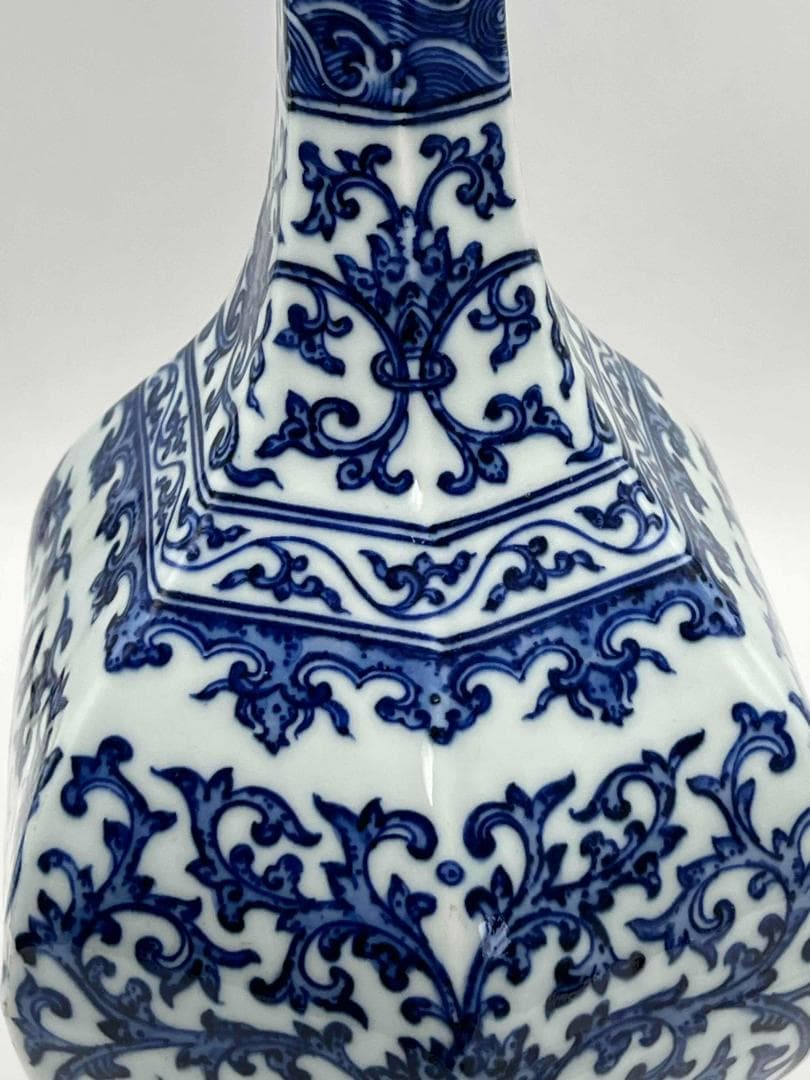 清乾隆時代 【大清乾隆年製】在銘 青花 染付花卉唐草文六方長頸瓶(B-75