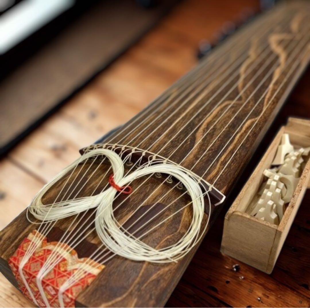 ♡ 入門用におススメ 箏 13弦 並甲 すだれ彫り 琴柱付属♡ - メルカリ