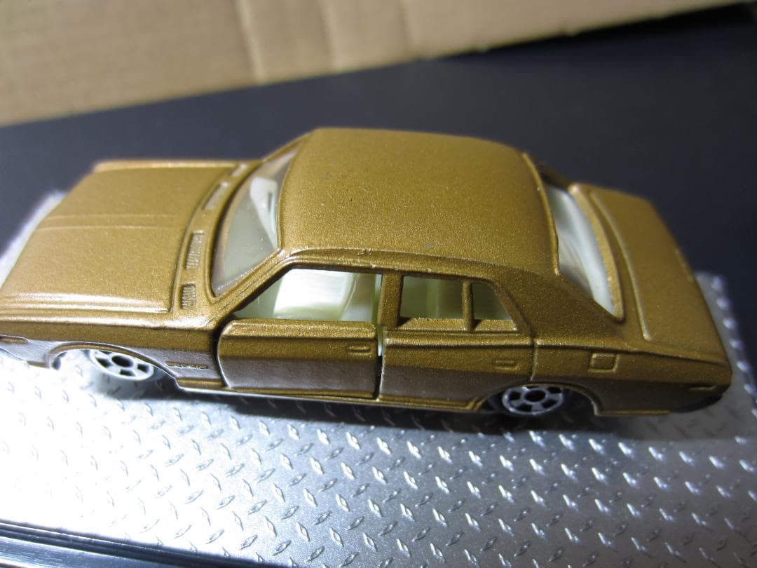 【香港tomica】／230型日産セドリック4ドアセダンゴールドメタ／黒箱トミカ