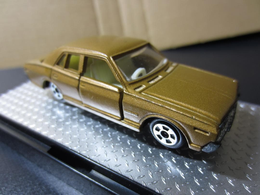 【香港tomica】／230型日産セドリック4ドアセダンゴールドメタ／黒箱トミカ