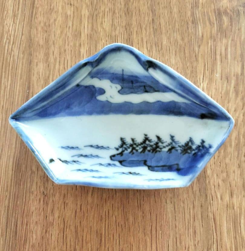 お値下げしました、古伊万里　染付　富士山型・三保松原図　豆皿 お値下げしました、古伊万里 染付 富士山型・三保松原図 豆皿 お
