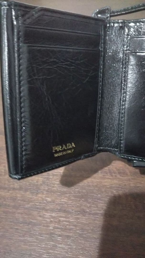 【美品】PRADA ソフトルックスレザートライアングルコンパクトウォレット