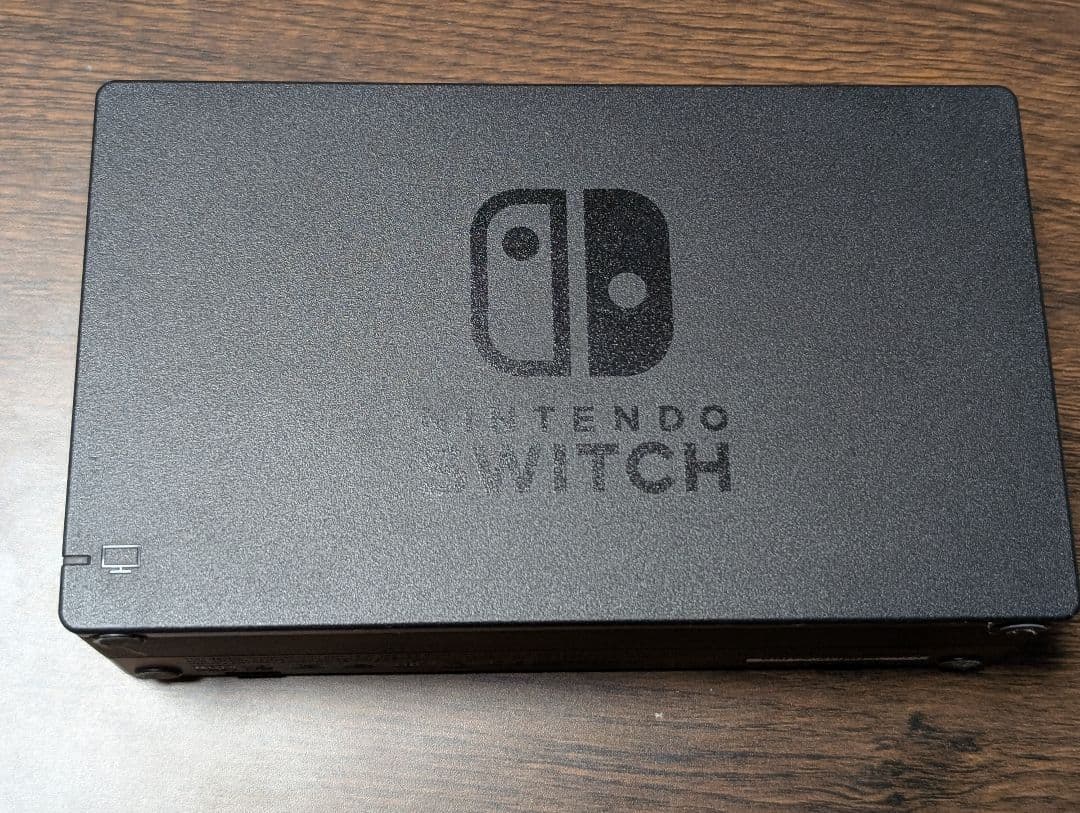 Nintendo Switch 本体　持ち歩き用ケース・カバー付き